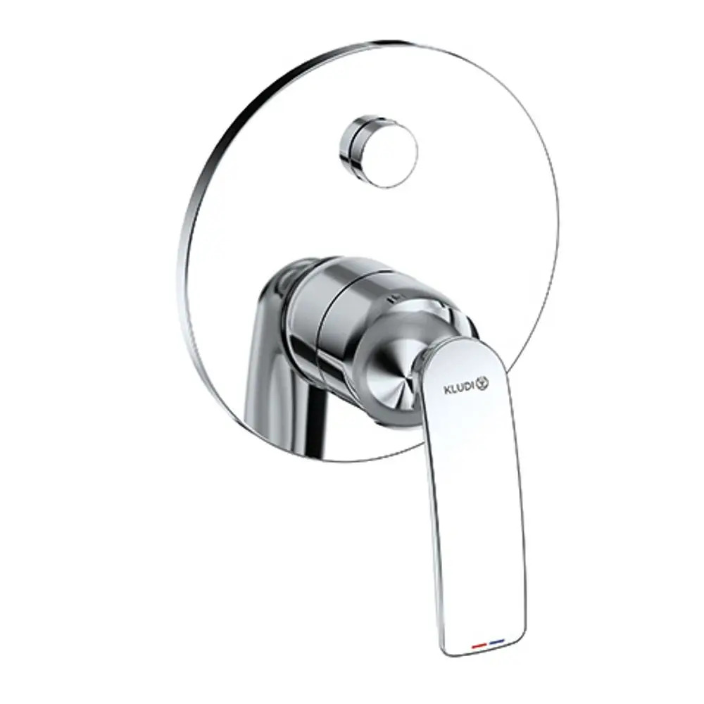 Wandmontierter Wasserhahn mit einem schmalen Bedienhebel, hergestellt von Kludi, auf einer runden Platte. Die Oberfläche ist glänzend und reflektiert Licht.